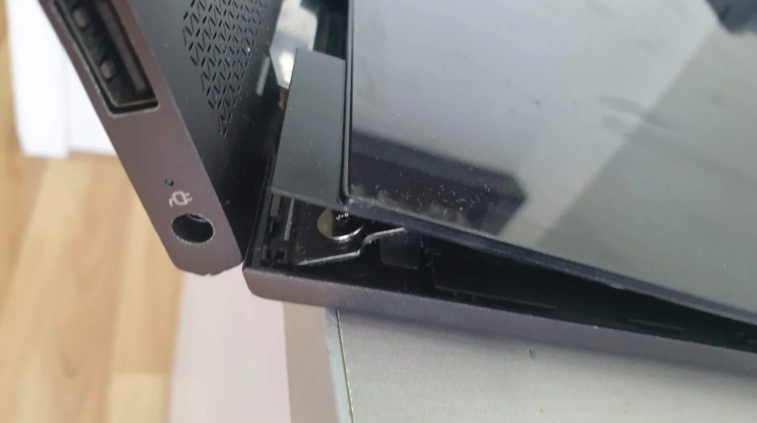 How Much Does It Cost To Fix A Hinge On A Laptop